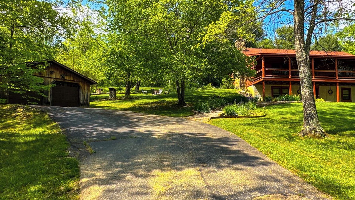 Logan Cabin | "Unto the Hills" Scenic and quiet cabin in Hocking Hills on 5 acres with a pond