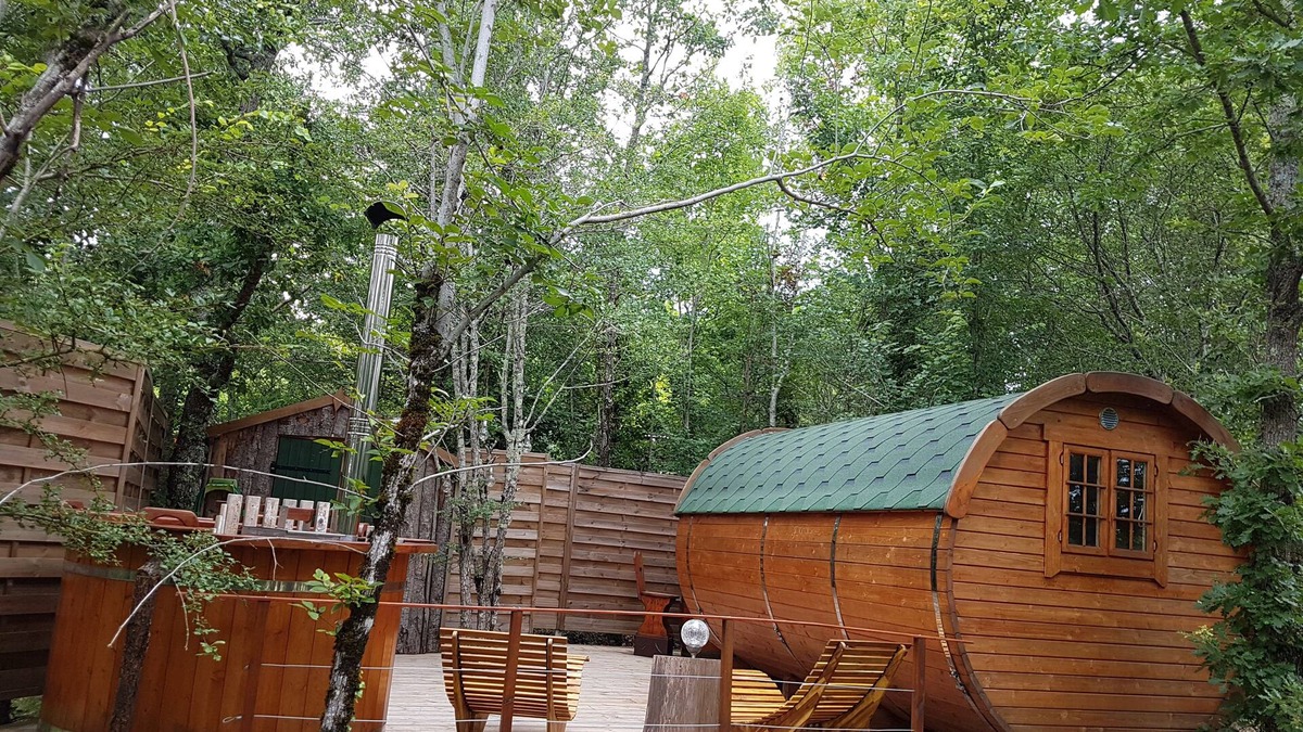 Monclar-de-Quercy Cabin | Unusual accommodation: Barrel with bathroom, terrace and private Nordic bath