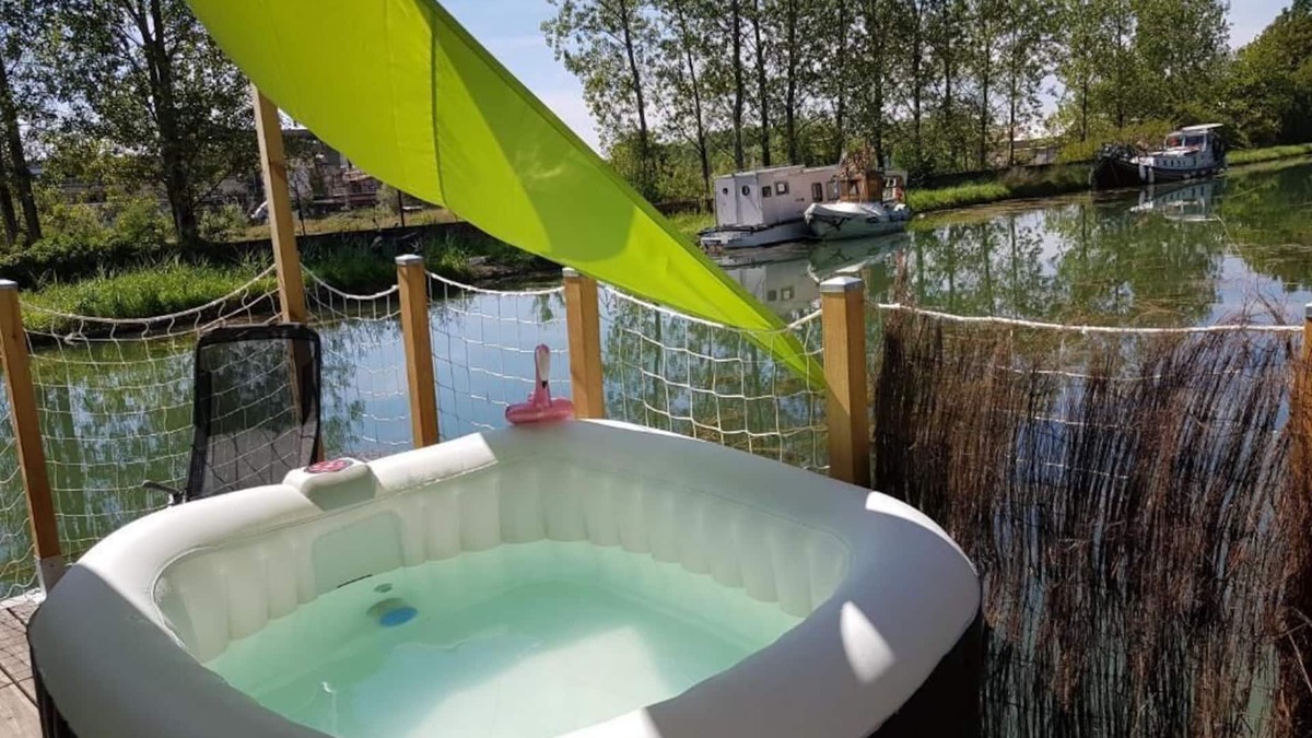 Saint-Jean-de-Losne House | Unusual floating cottage with private Jacuzzi