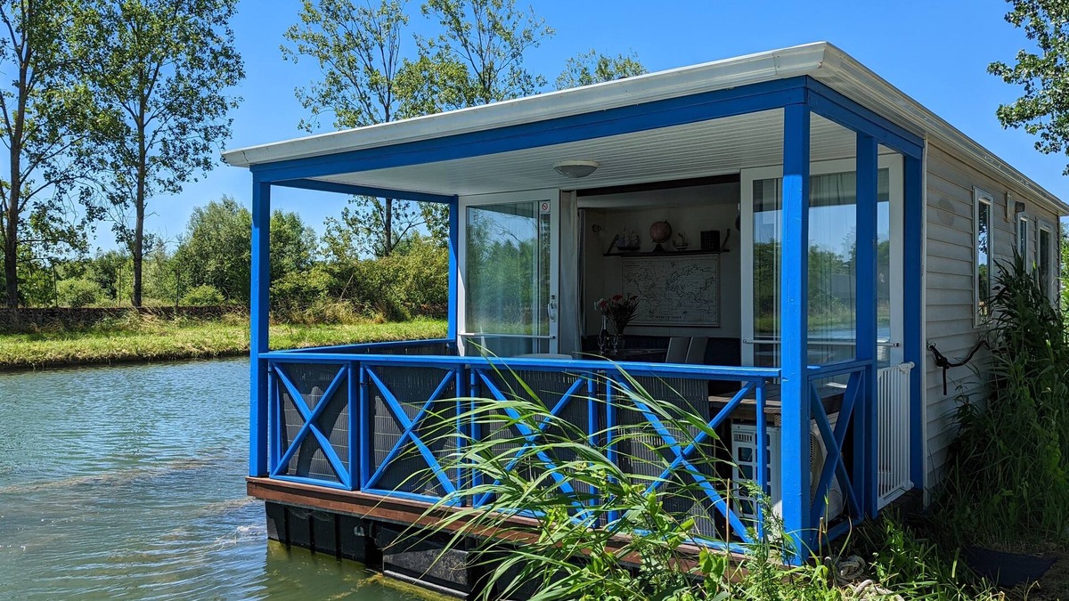 Saint-Usage House | Unusual floating cottage with all comforts for 6 persons, terrace, jacuzzi, fishing