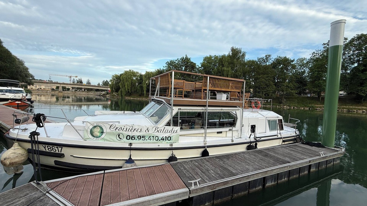 La Ferte-sous-Jouarre Boat Rental | 🌿 Unusual overnight stay aboard Le Viking - Disconnecting on the Marne River
