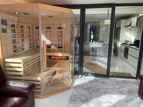 Barking House | Unwind 2Bed with Garden, Sauna and Hot Tub