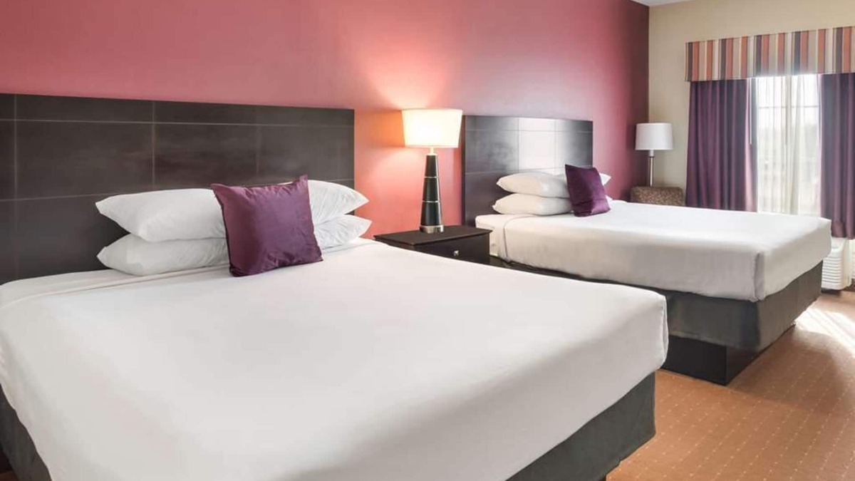 Saint Landry Hotel | Unwind at Knights Inn Bunkie! 2 Comfortable Units, Outdoor Pool, Free Bfast!