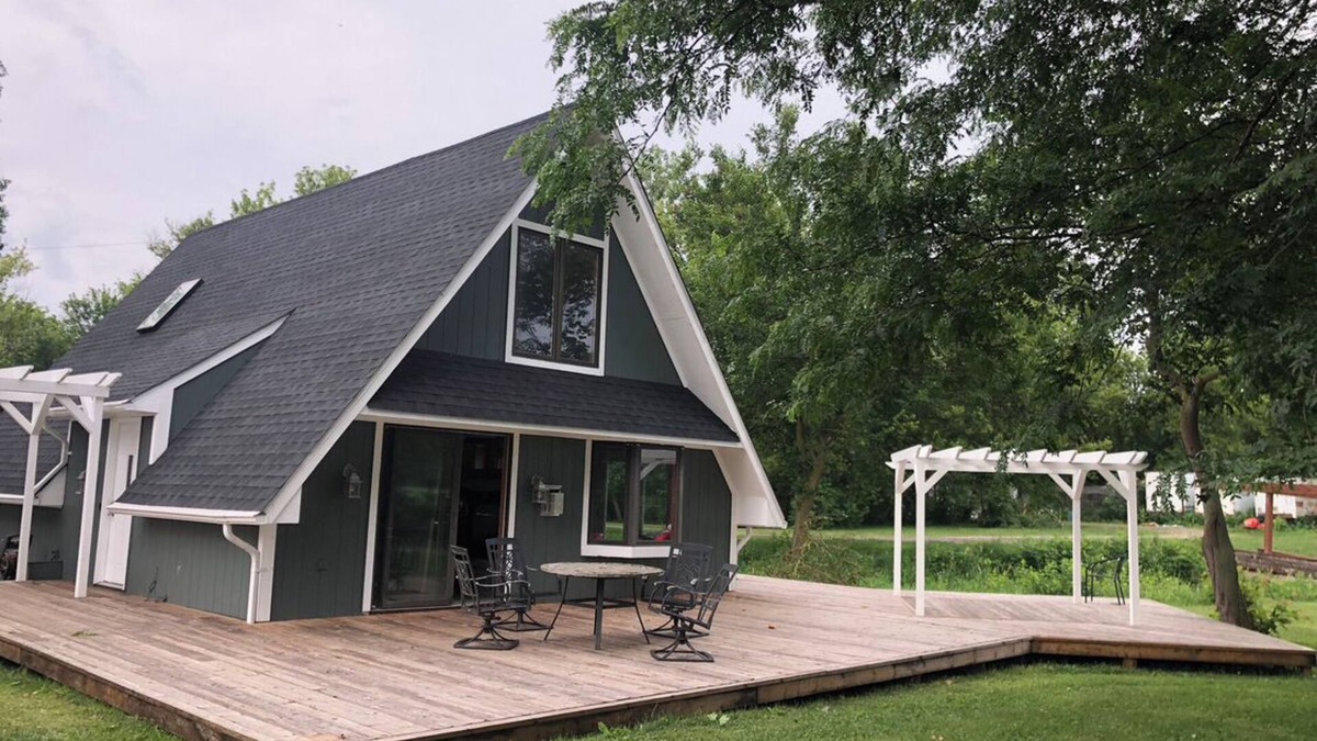 Stroh Cabin | Unwind at this charming A-frame cabin on the lake, ideal for families and pets!