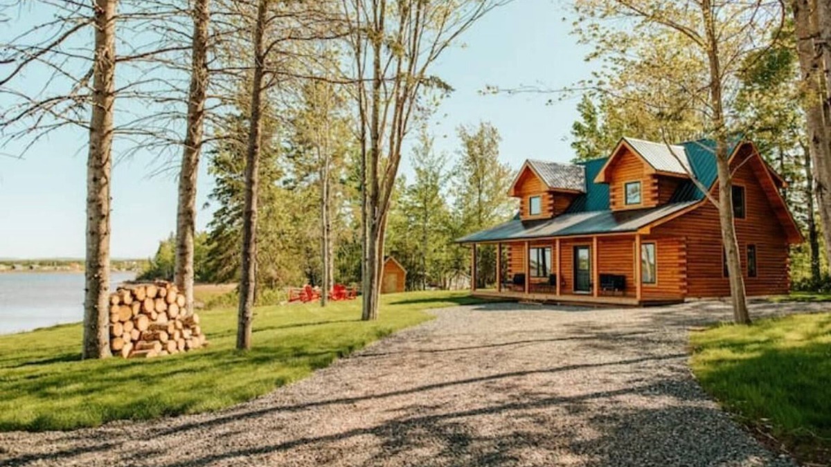 Tatamagouche Ski Chalet | Unwind by the Sea at The Salty Pearl: Your Charming Coastal Log Cottage