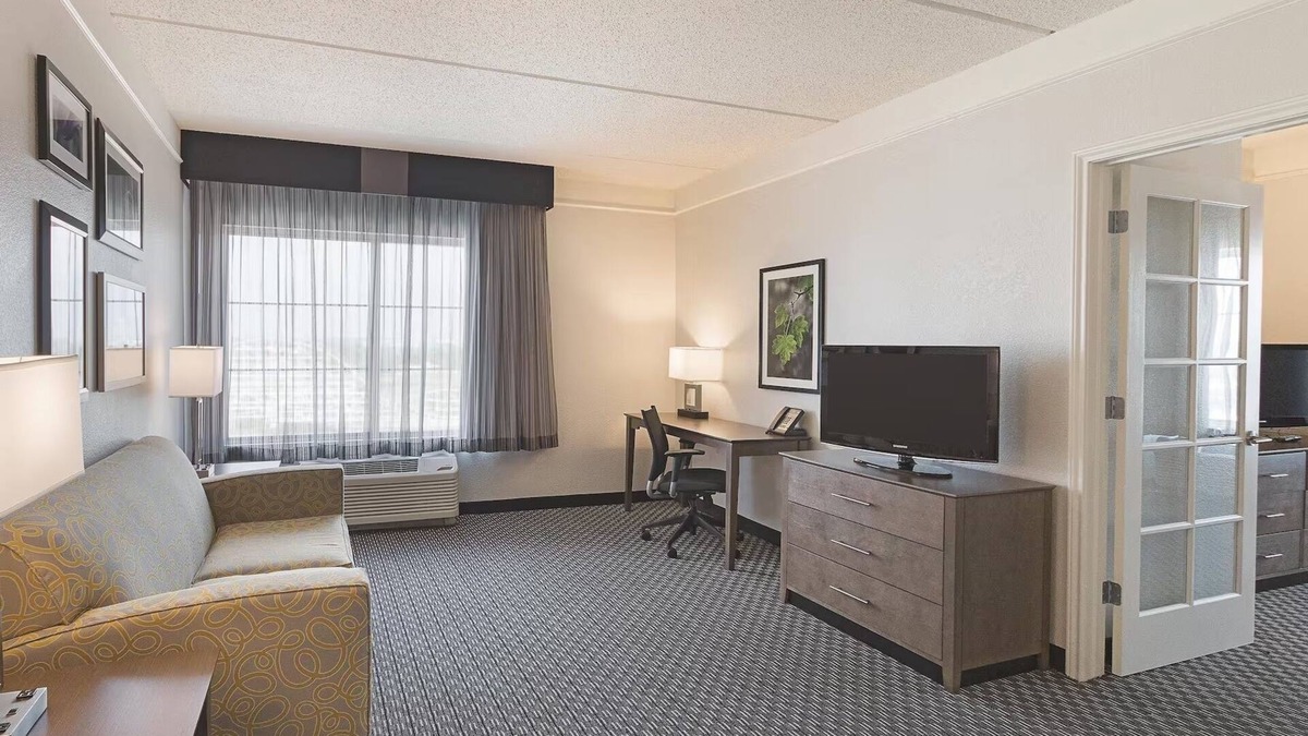 Arlington Hotel | Unwind & Explore: Stay Steps from Thrills at Six Flags, Cowboys Stadium!