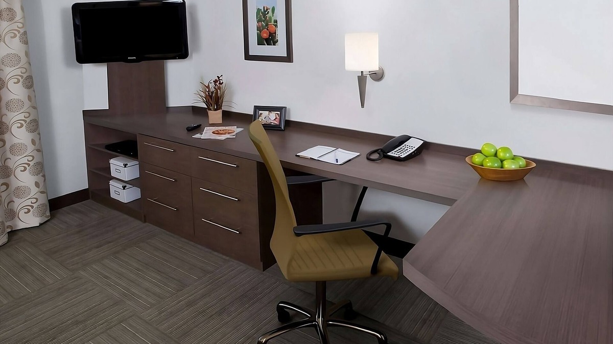 Southfield Hotel | Unwind in a Pet-friendly Southfield Suite w/Private Kitchen and Free Parking!