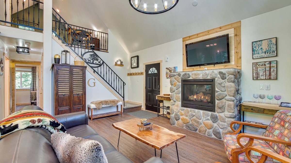 Cle Elum Cabin | Unwind in Cle Elum: Hot Tub & Cozy Fireplace!