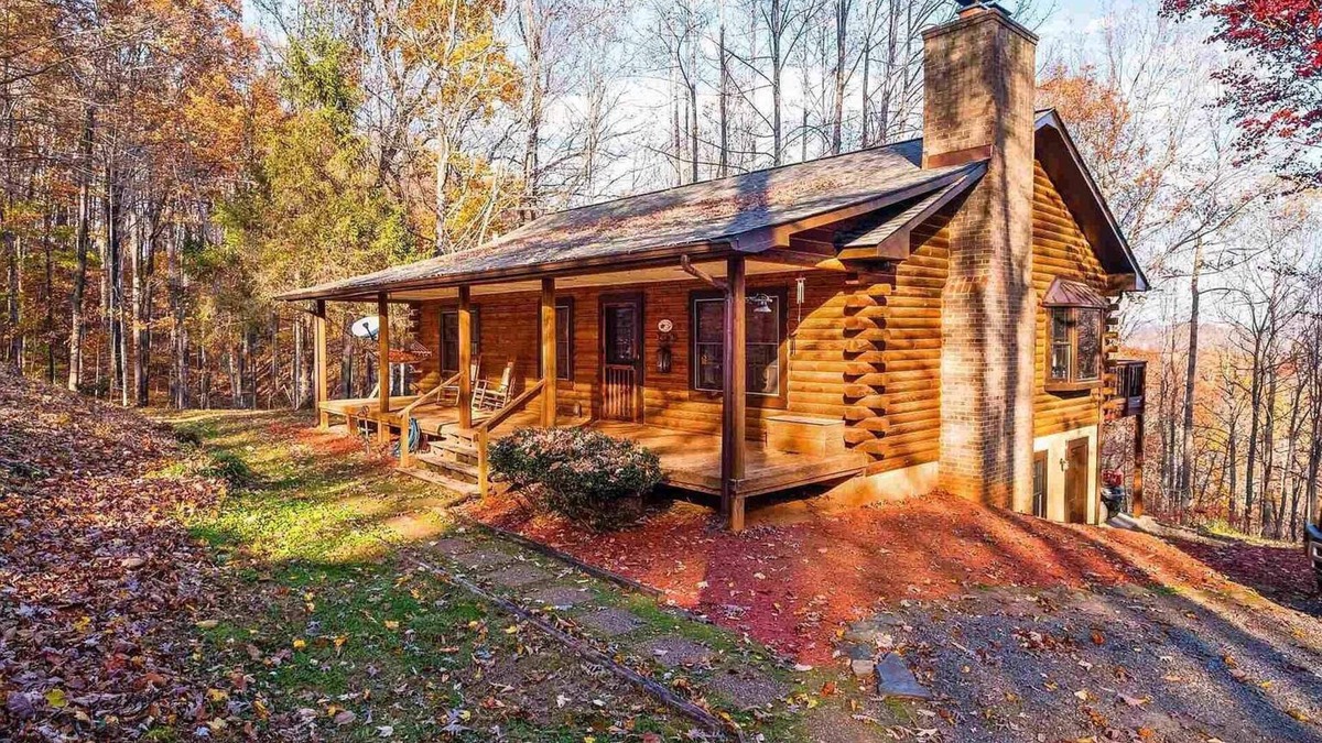 Lovingston Cabin | Unwind in Seclusion: Log Cabin Retreat with Wood Burning Stove & Game Table