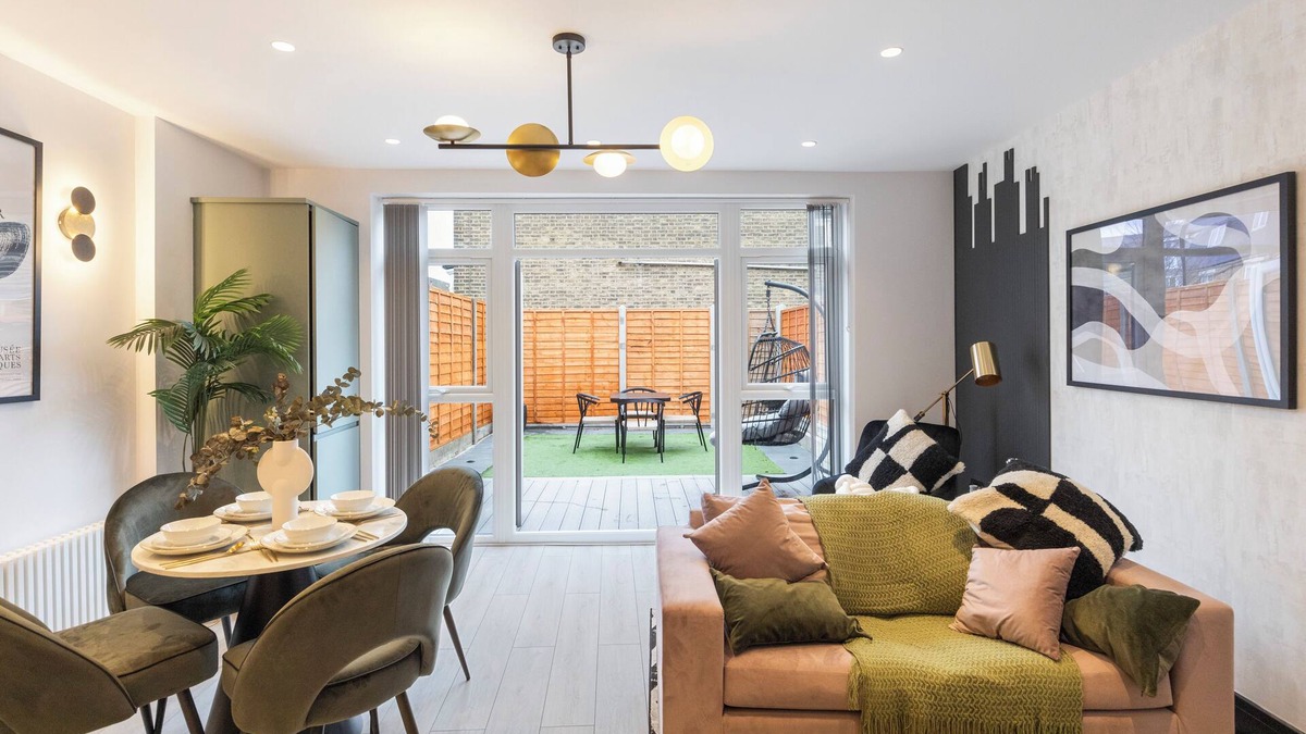 Tottenham Hale Apartment | Unwind in Style: 2BR with Cozy Backyard for Groups