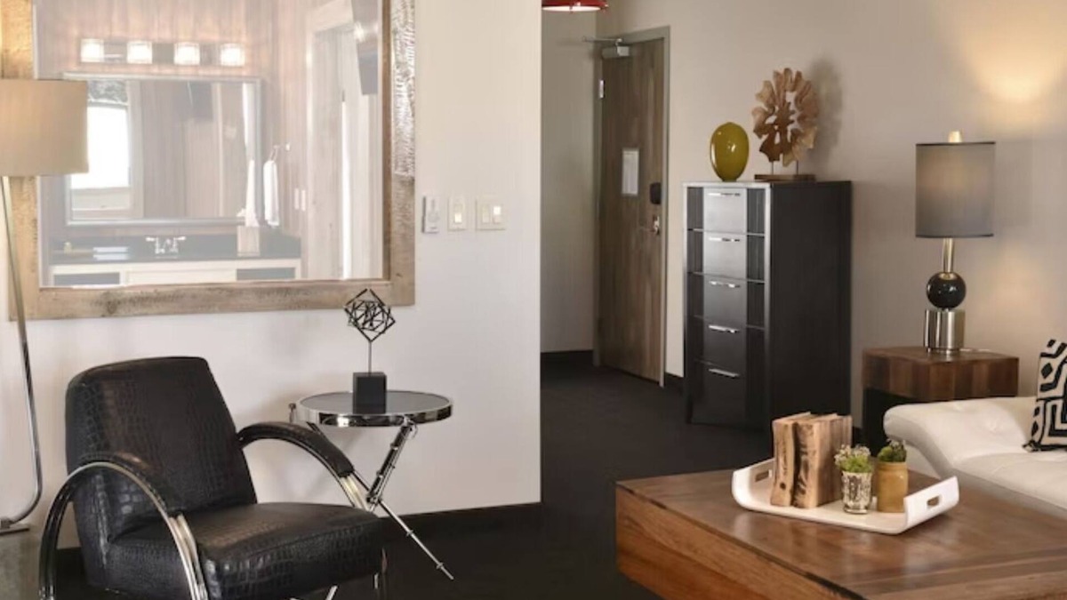 Broken Arrow Hotel | Unwind in Style: Broken Arrow Suites w/Free Breakfast and On-site Bar
