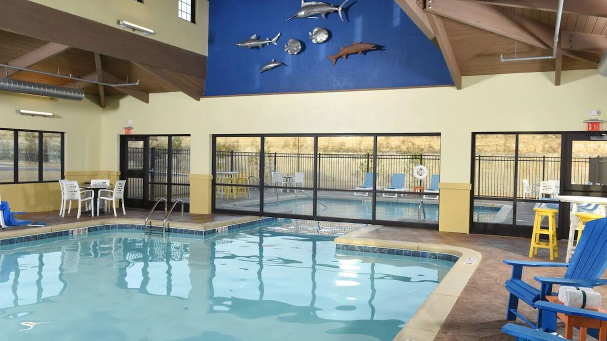 Broken Arrow Hotel | Unwind in Style: Spacious Suites & Relaxing Poolside Retreat | 4 Units