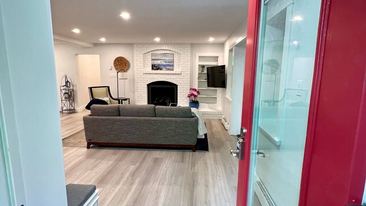 Regional District of Nanaimo Apartment | UNWIND Q.B. New Deluxe 950 sq ft 1 Bedroom Garden Suite -Separate Entrance