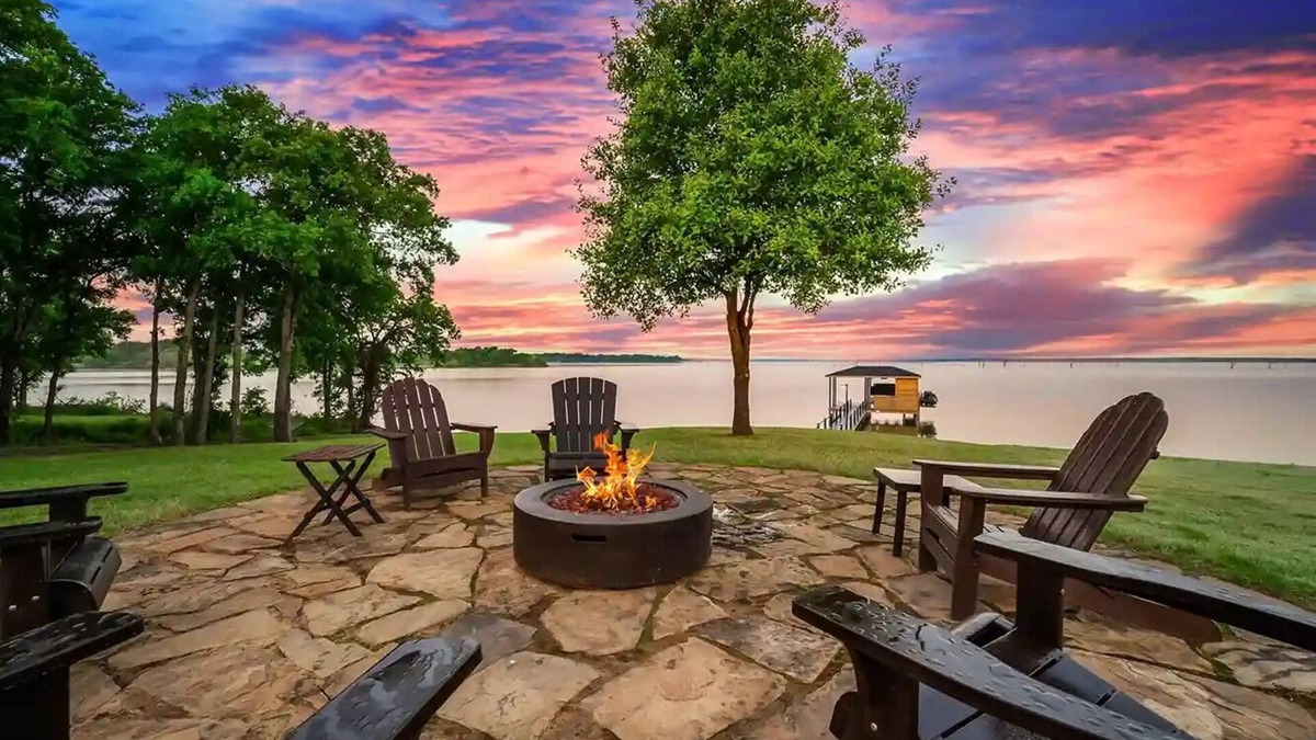 Streetman House | Unwind with Stunning Sunsets, a Private Spa, Home Gym & More