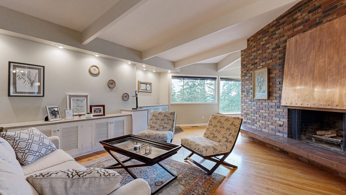 Salem House | Unwind with Stunning Views and Luxurious Comfort, Including AC & W/D