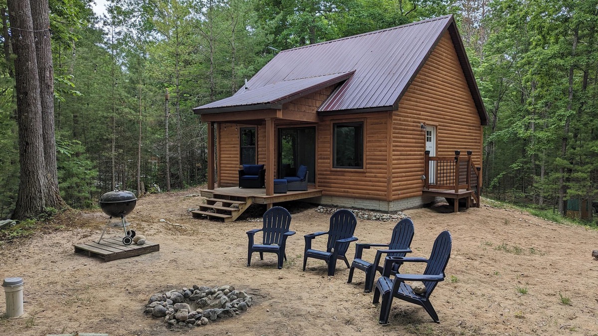 Hawks Cabin | Up North Cabin Lakefront Pet Friendly Fish Hunt