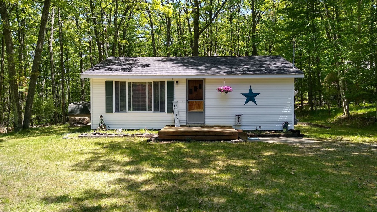Spruce Cabin | Up North getaway - short walk to lake