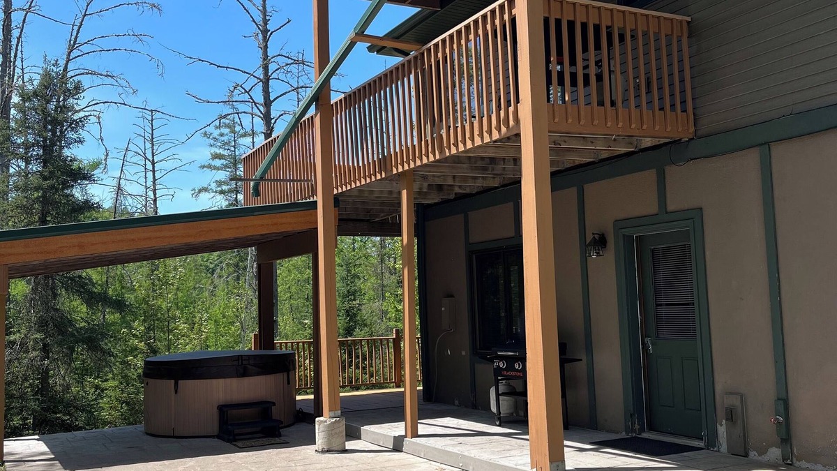 Stambaugh House | UP north getaway with Hottub!