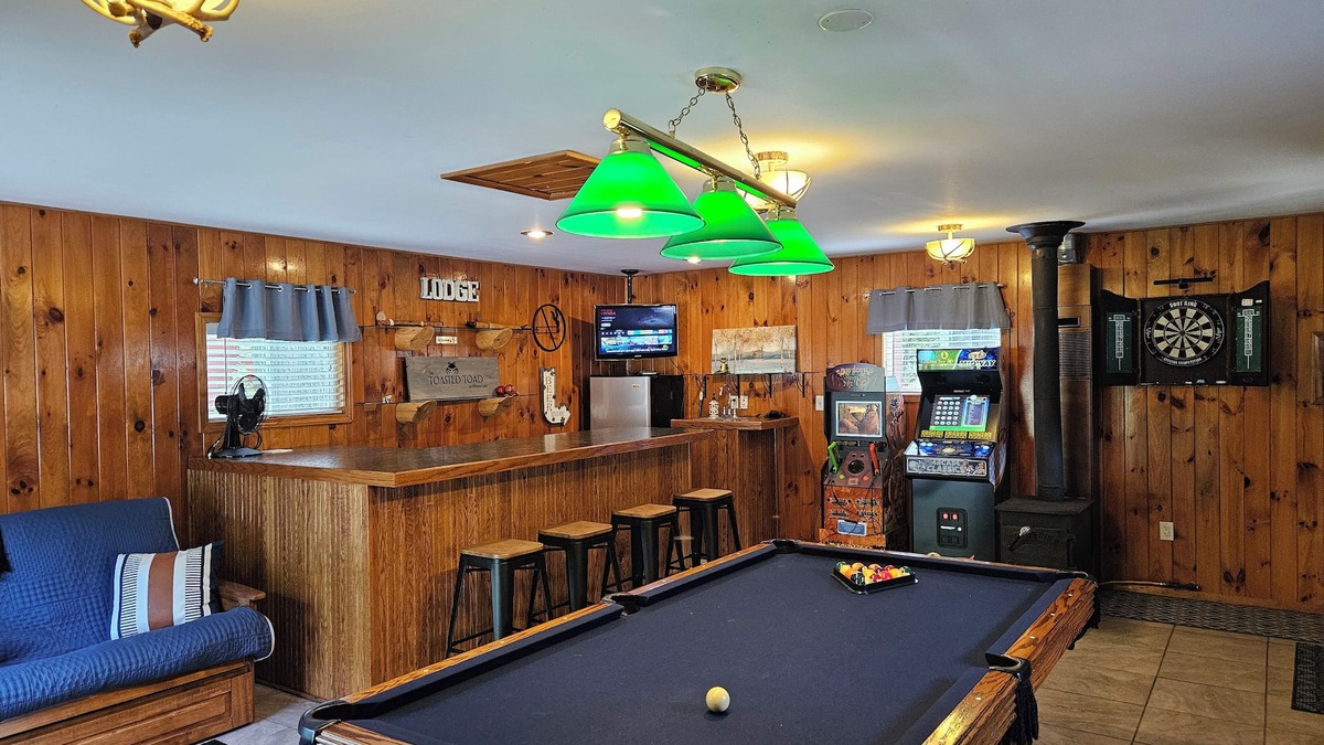 Hope Cottage | Up North Retreat - hot tub - pool table -kayaks- yard games- arcade
