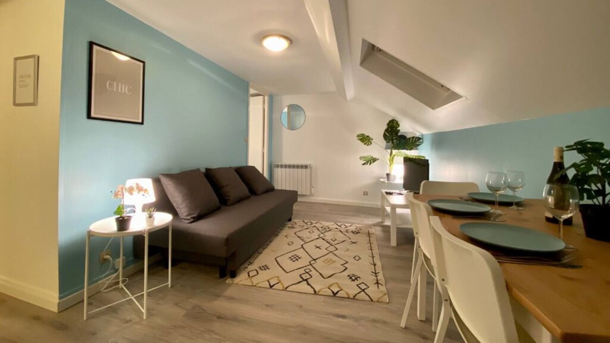 Nevers Apartment | Up there!