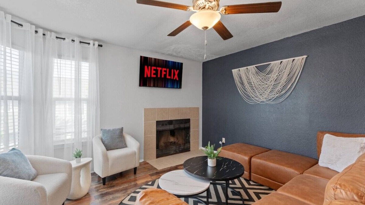 McNeil House | Up to 16 People - Mins 2 Downtown - Luxury Home