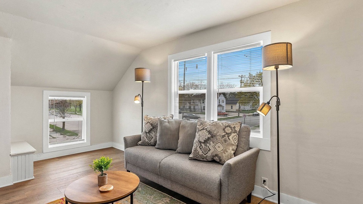 Manitowoc Apartment | Upbeat Upper Apt - 1 Mile to Maritime Museum Manitowoc