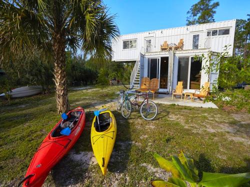 Jupiter Farms House | Upcycled Shipping Containers Transformed into a Glamping Home for a Unique Florida Vacation