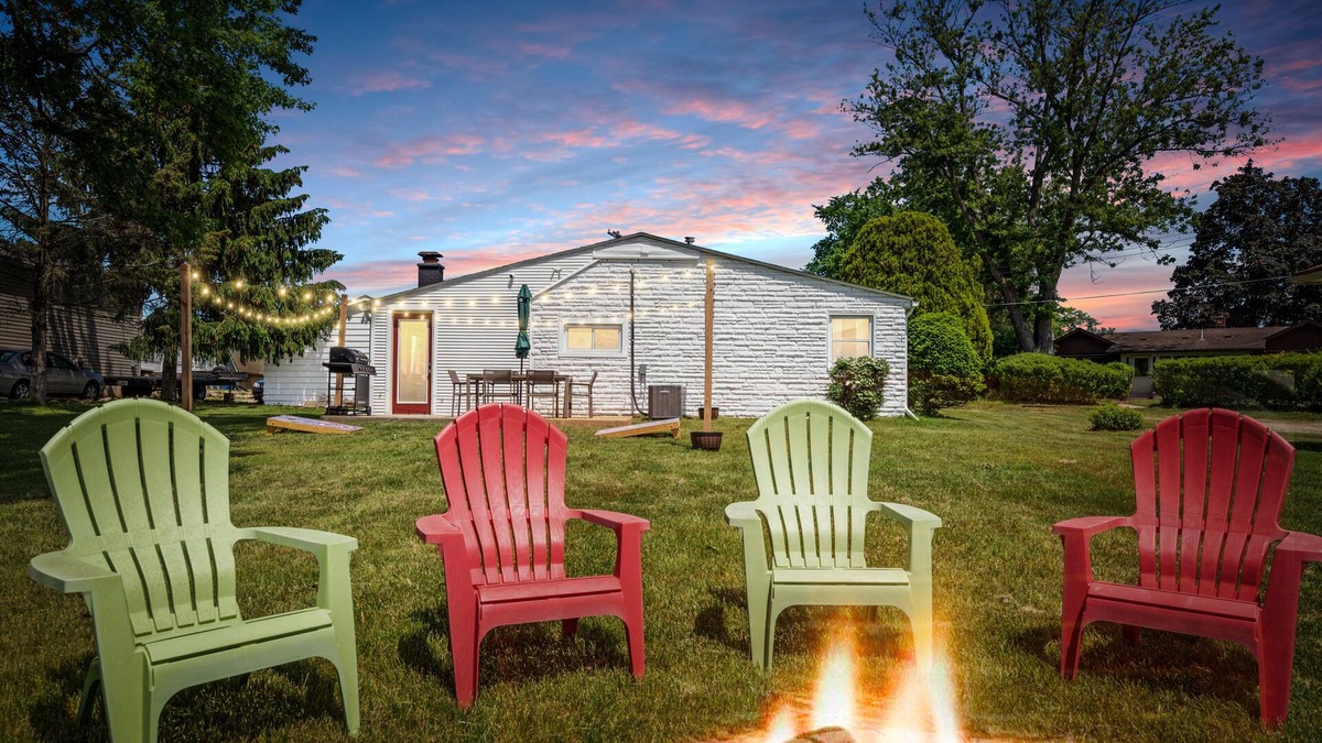 Oxbow House | Updated Lake Home: Beach, Kayaks, Corn hole, Firepit & pet-friendly!