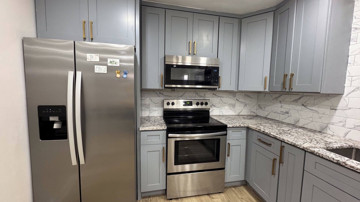Harper Woods House | UPDATE 4-bedroom ranch 10 min from Down Town with WiFi and AC