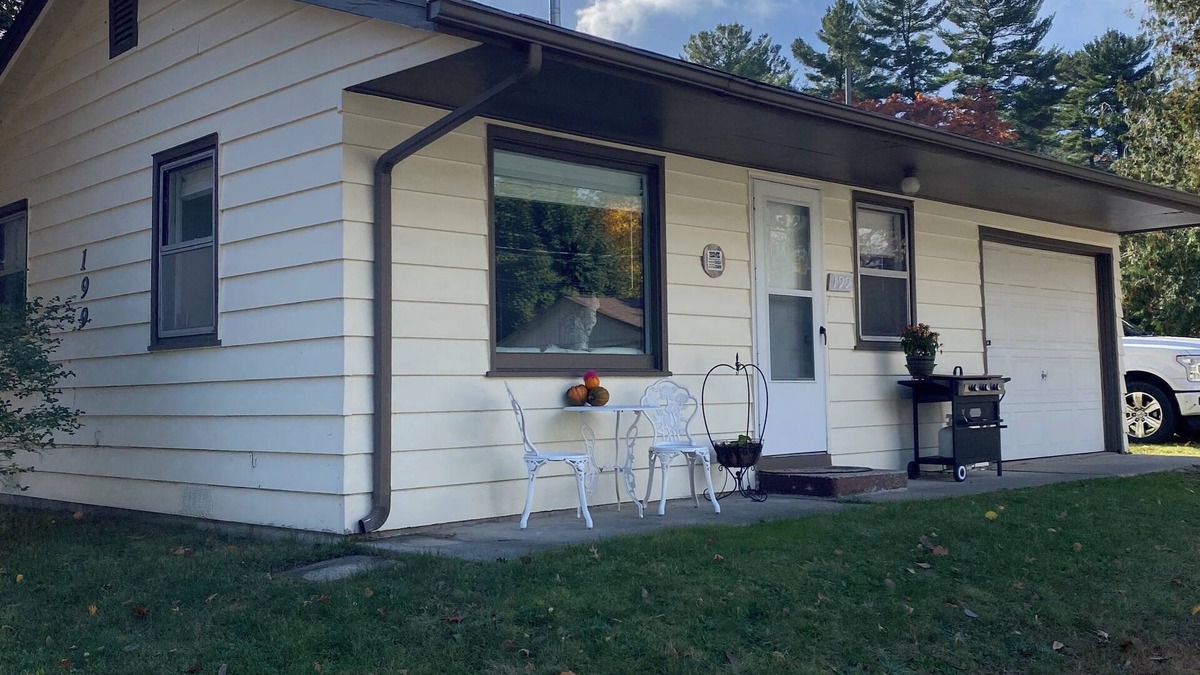 Houghton Lake Cottage | Updated 1-bed Cottage 3 doors from Houghton Lake w/WiFi and next to Golf course