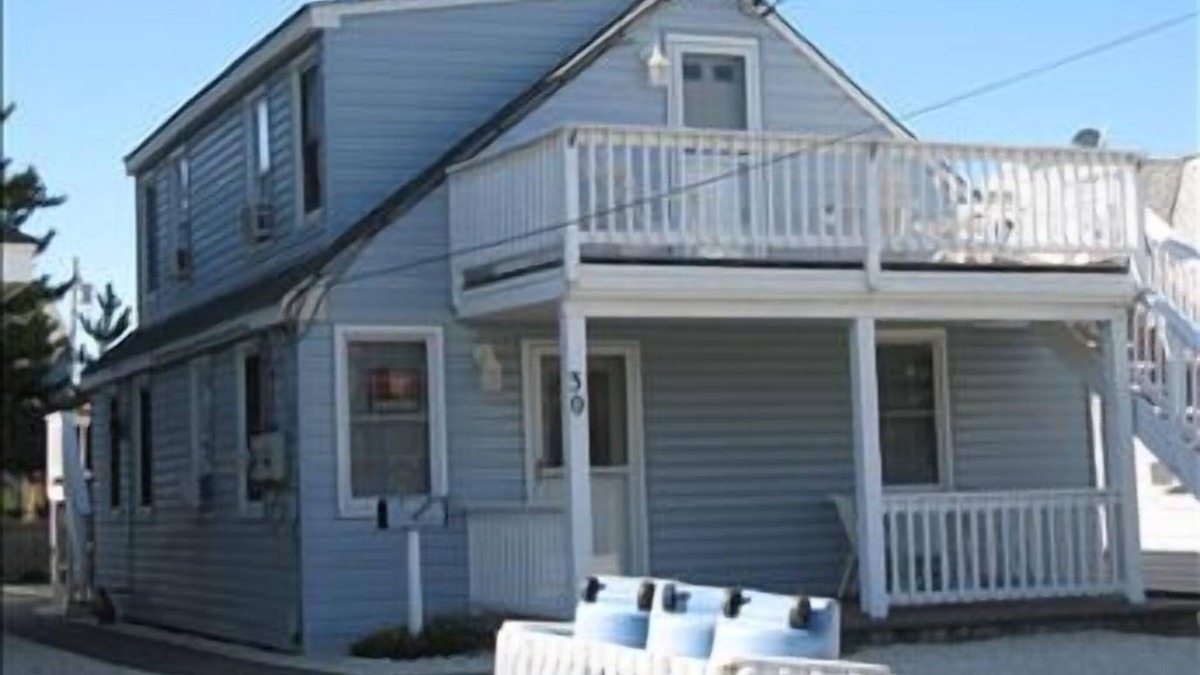 Surf City Apartment | Updated 1 bedroom second floor duplex on the oceanblock in Surf City