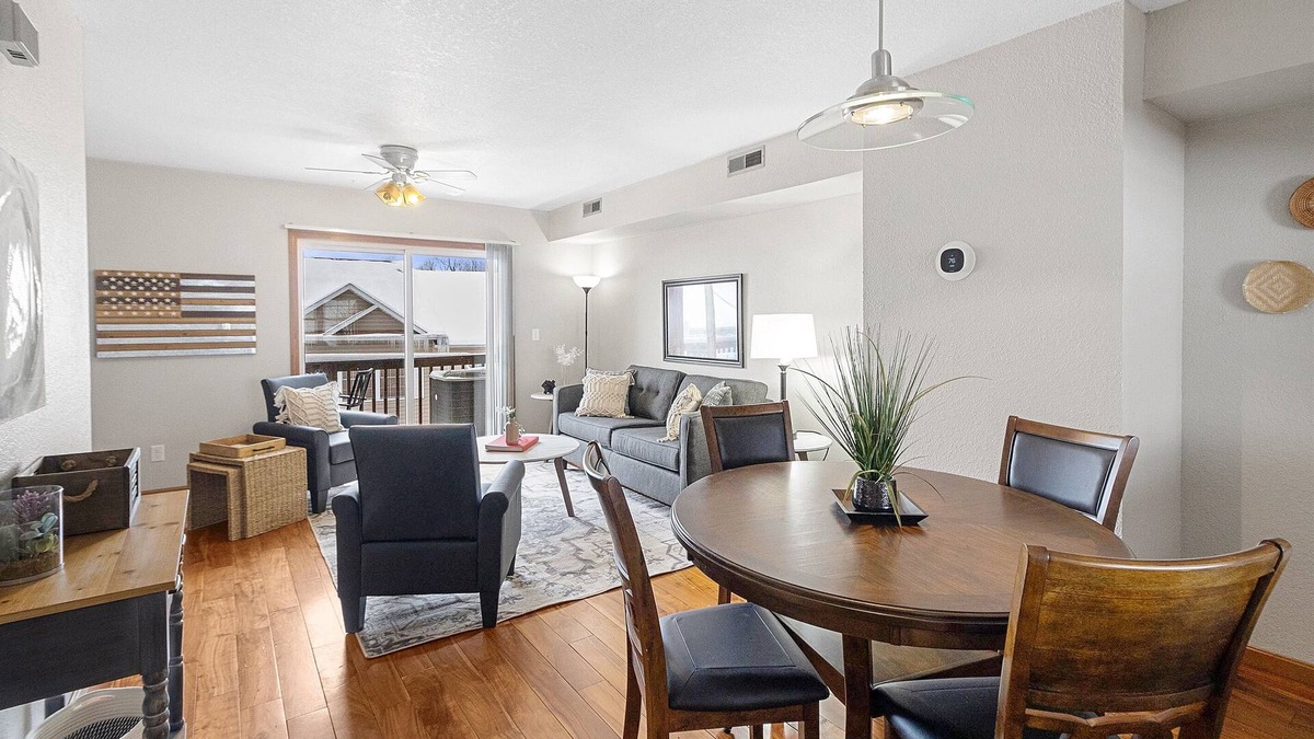Morgantown House | Updated-100Mbps-Smart TV-3 TVs-Full Kitchen-W/D