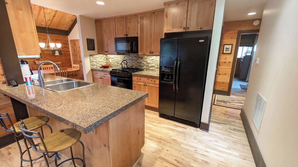 Sunriver Cabin | Updated 2/2 + loft Cabin with Rec Passes, Hot Tub - POL10