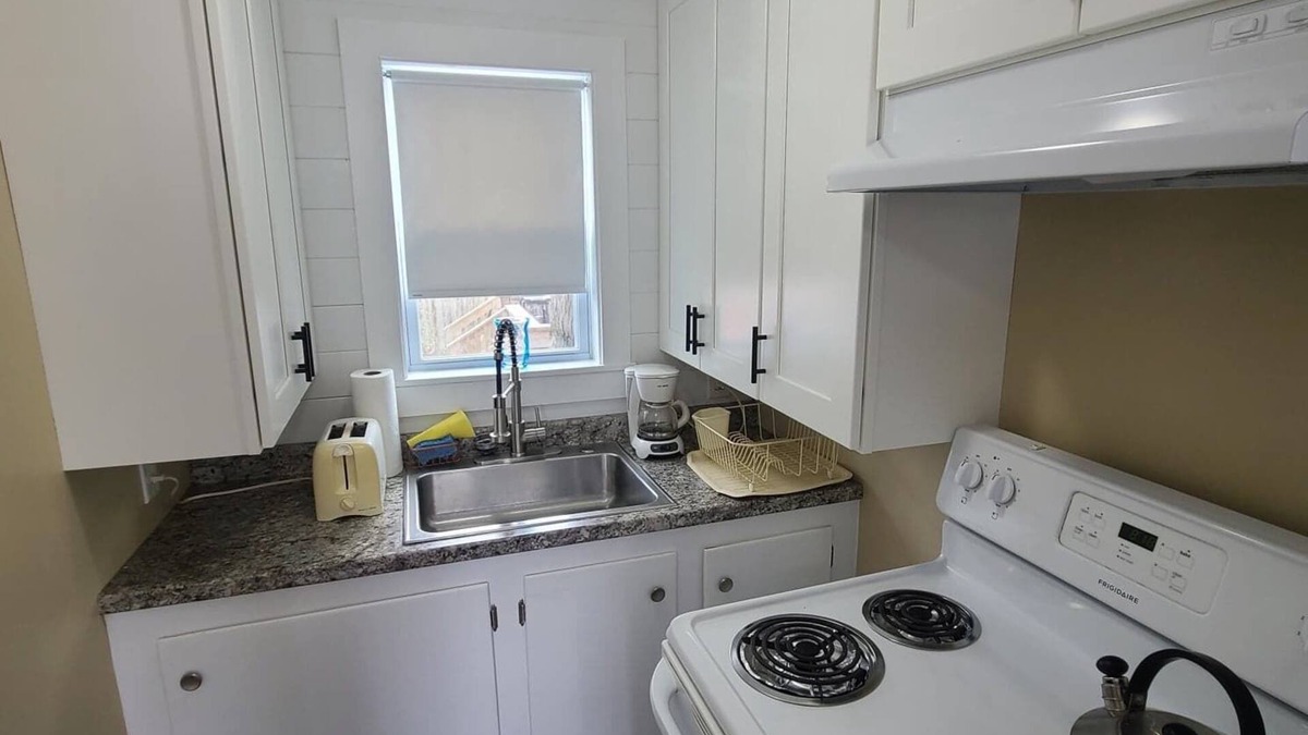 Old Orchard Beach Cottage | Updated 2 BD cottage. 10 min walk to Pier & Beach sleeps 5