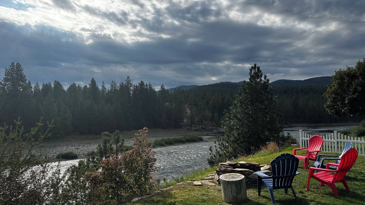 Post Falls House | Updated 2-bedroom bungalow overlooking the river with fire pit in Post Falls
