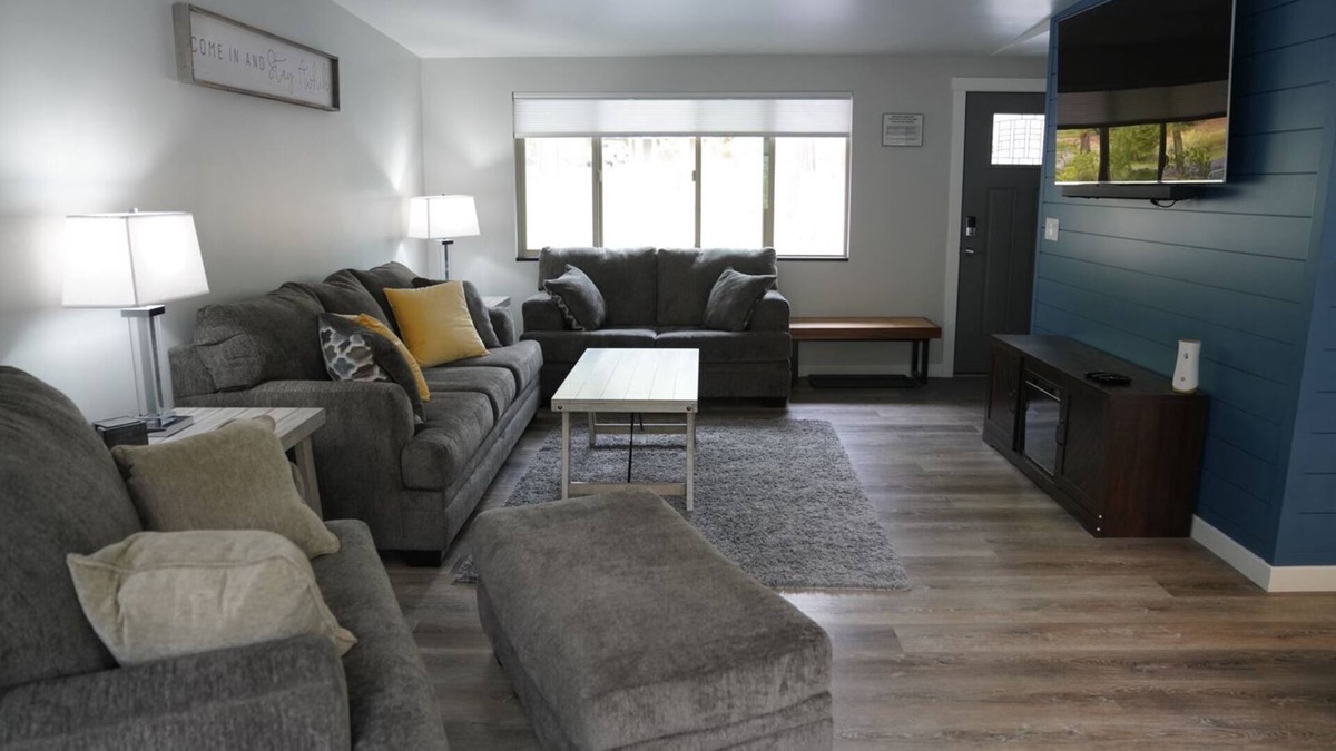 Sunriver House | Updated 2bd/2ba. Walk to Village, dog friendly, SHARC passes.