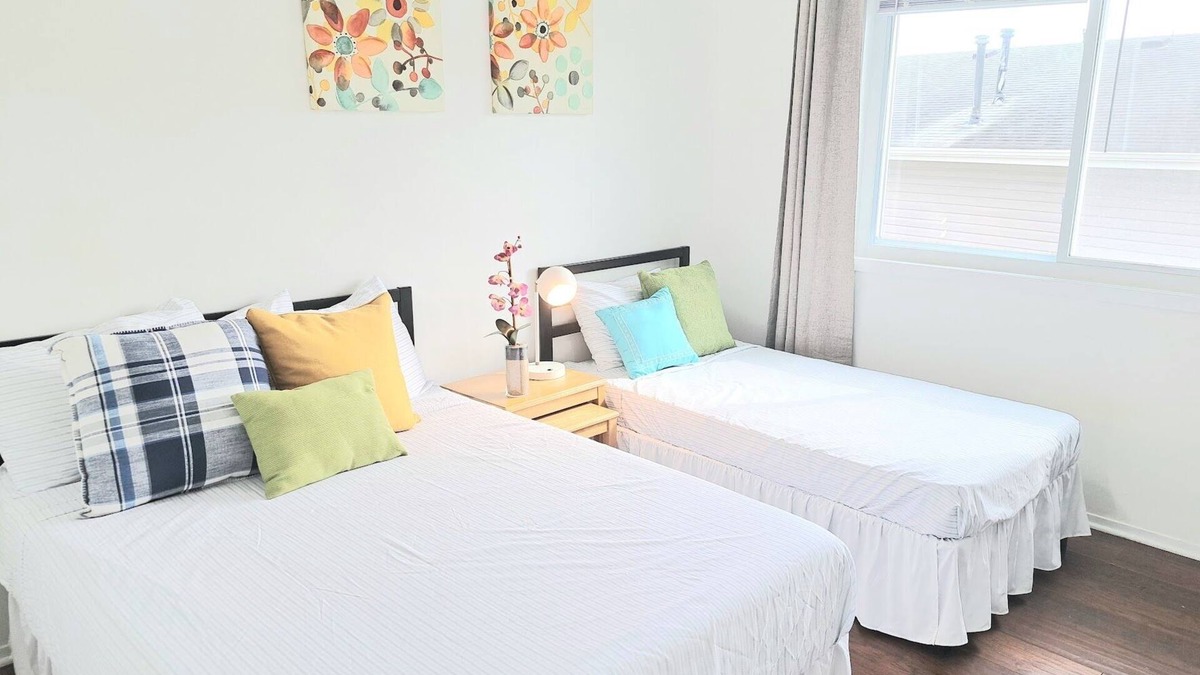 Roselle Apartment | Updated 2bdrm Condo - Walk to Train!