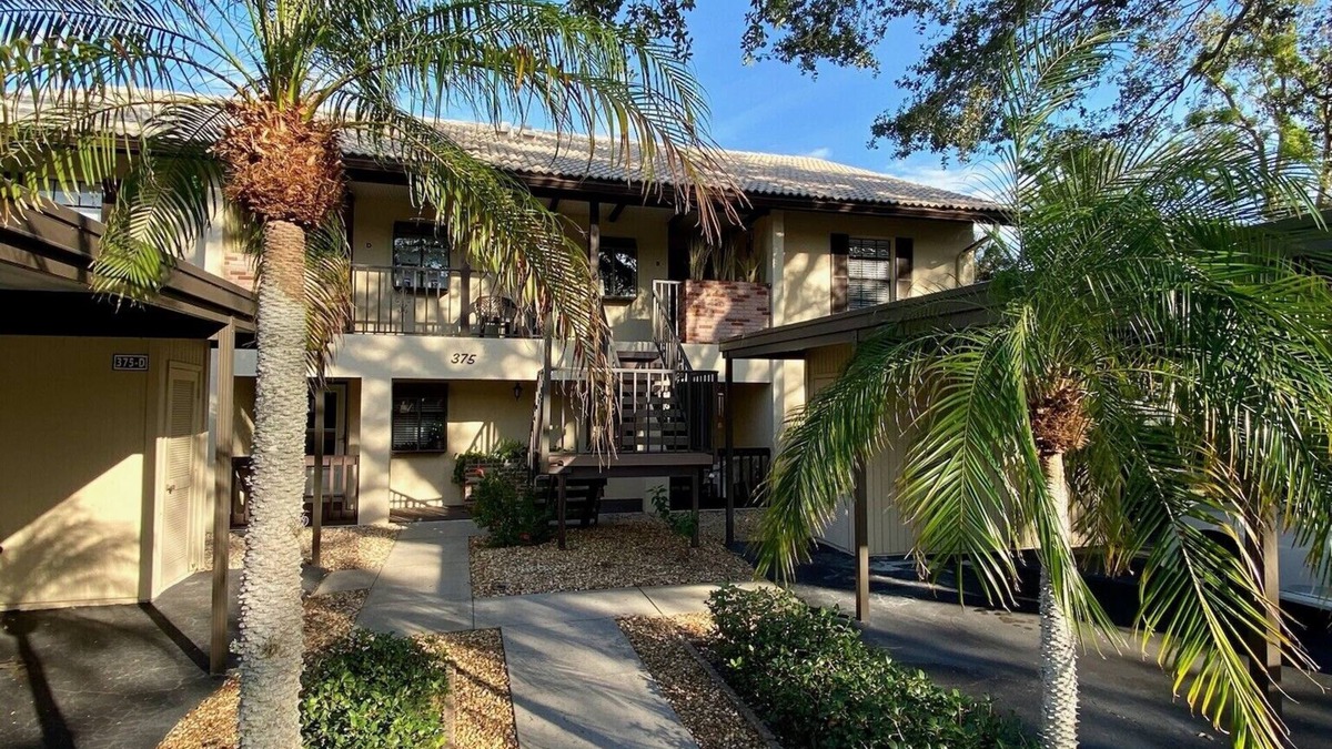Venice Condo | Updated 2bed/2 full bath condo w/pool & pond view. Minutes to beach & downtown.