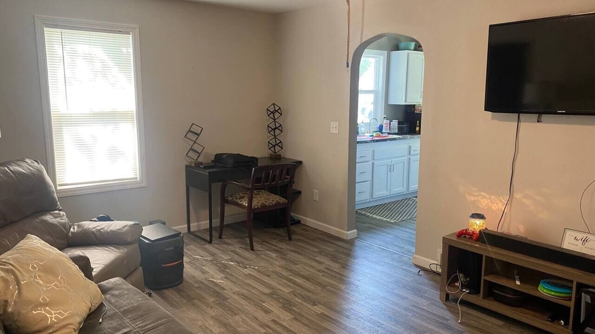 Westbrook House | Updated 2BR Home near The Lakes + pet friendly