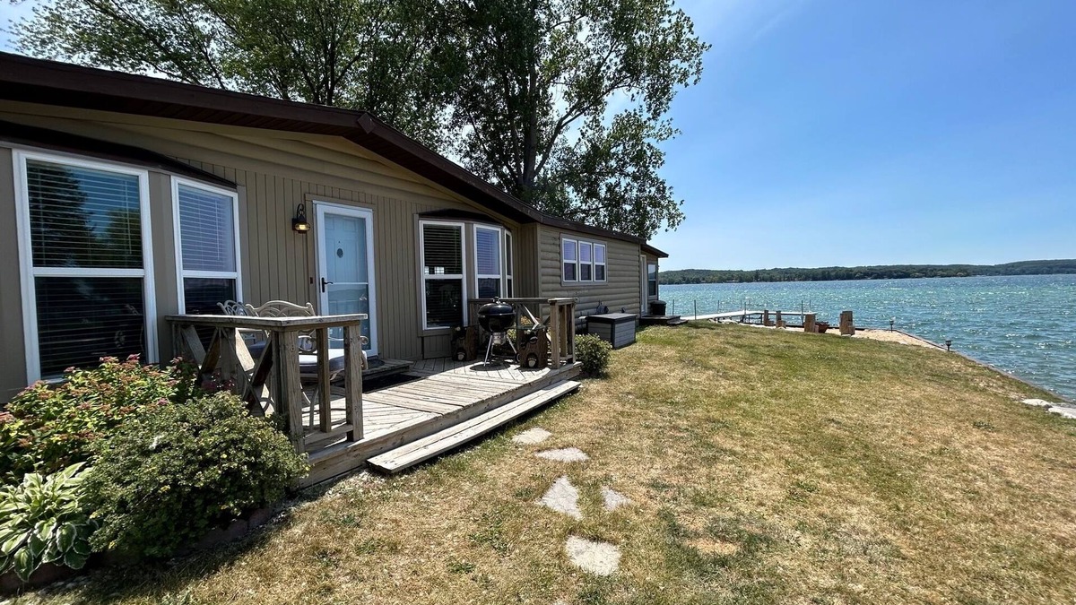 Onekama House | Updated 3 bedroom; 2 bath home on Portage Lake! Sleeps 10!
