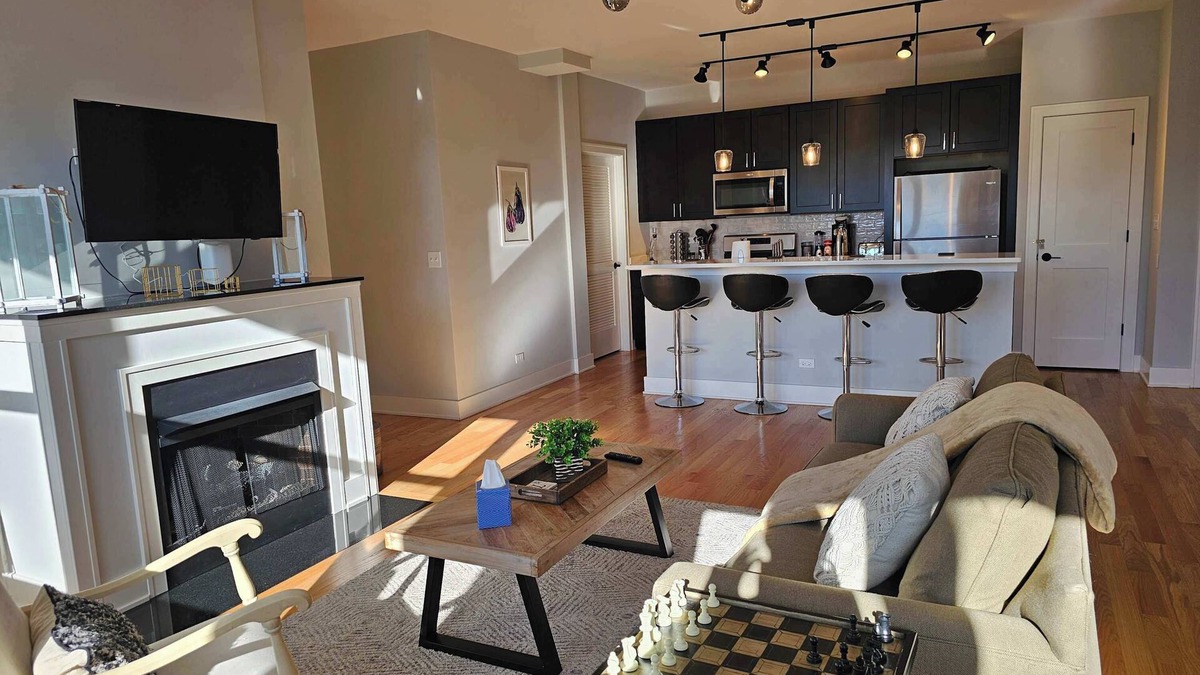Lower West Side Apartment | Updated 3 Bedroom Chicago Downtown Pilsen