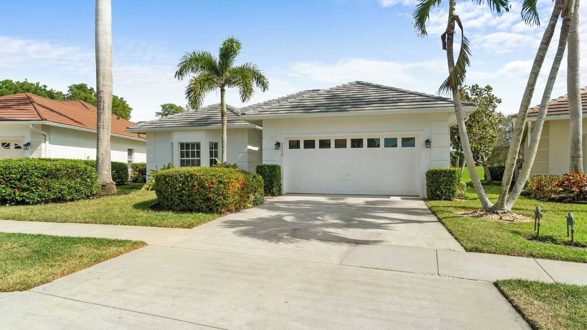 Falcons Glen House | Updated 3-bedroom house in Lely Resort, with private pool and golf course view.