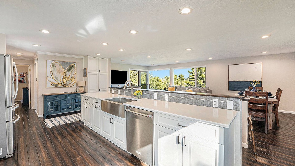 Bel Aire House | Updated 4bdr with VIEW of Flat Irons & hot tub.