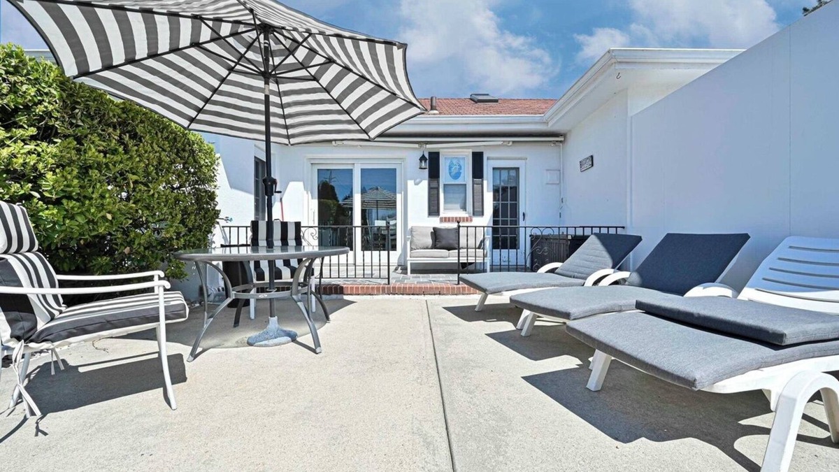 A-Zone Cottage | Updated A-Zone Beach Block+, 2 Bedroom, 2 Bath, Sleeping 6,