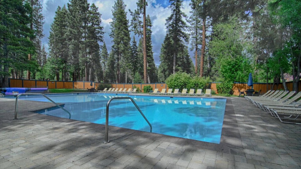 Carnelian Woods Condo | Updated and Lovingly Appointed Lofted Townhome