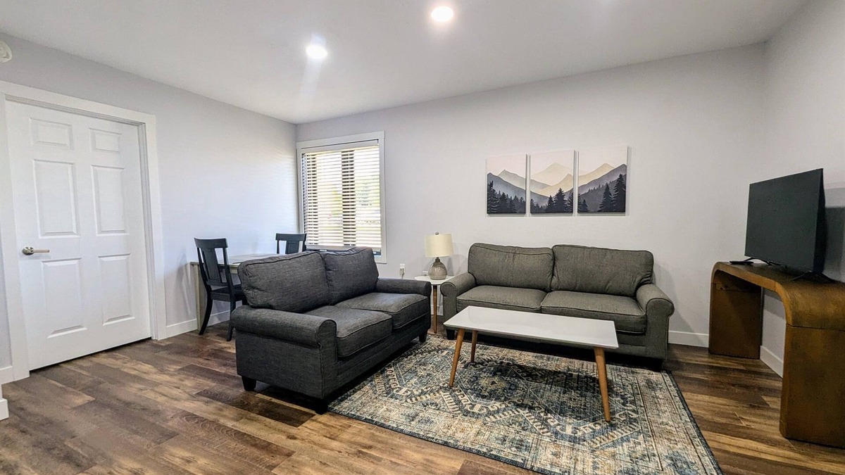 Pella Apartment | Updated apartment at Mid North Flats!