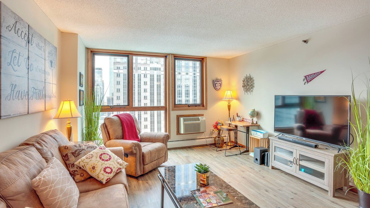 Elliot Park Condo | Updated Apt in Dtwn Minneapolis w/Pool Access!