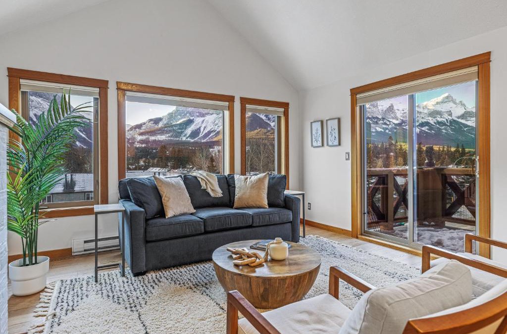 Canmore Apartment | UPDATED Attractive Downtown Condo! Sleeps 10, Hot Tub, Mountain Views managed by Little Sister Getaways