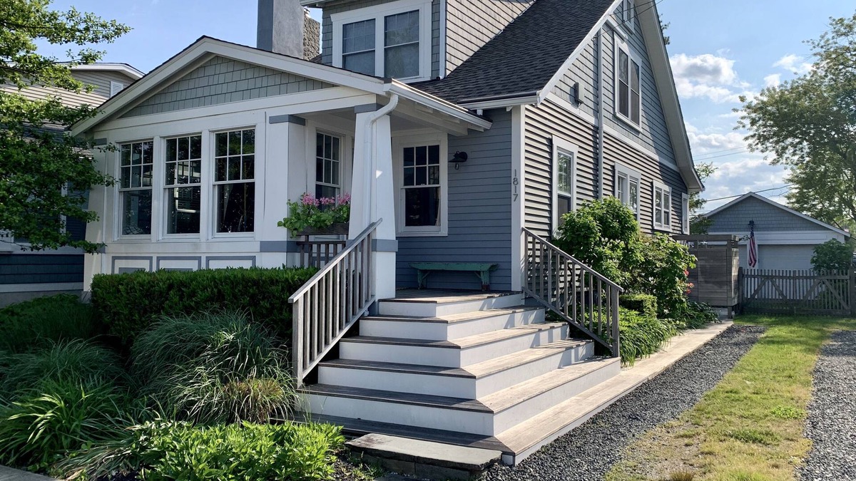 Lake Como House | Updated, Beachy Four-Bedroom Home 0.6 Miles to Beach