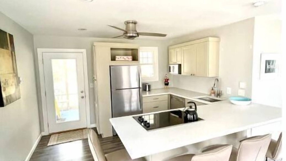 Lakeside House | Updated, bright, and peaceful cottage in Lakeside